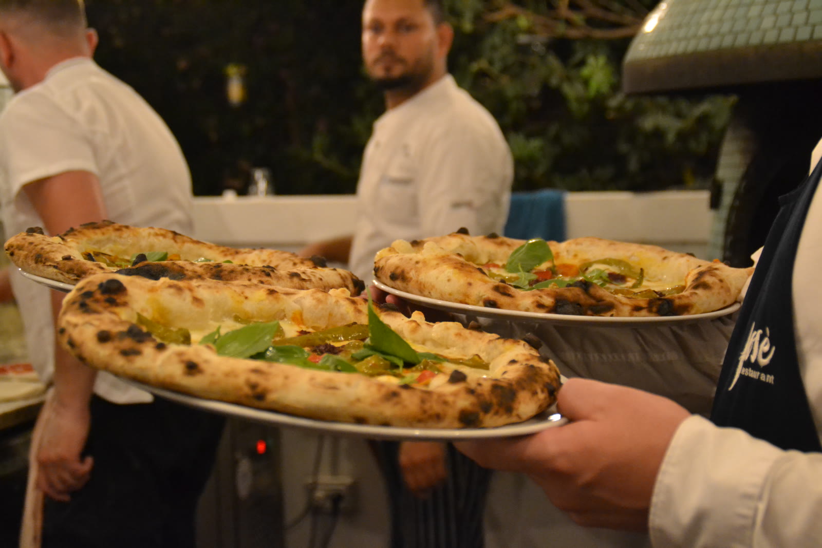 Gli chef di Josè servono le pizze appena sfornate
