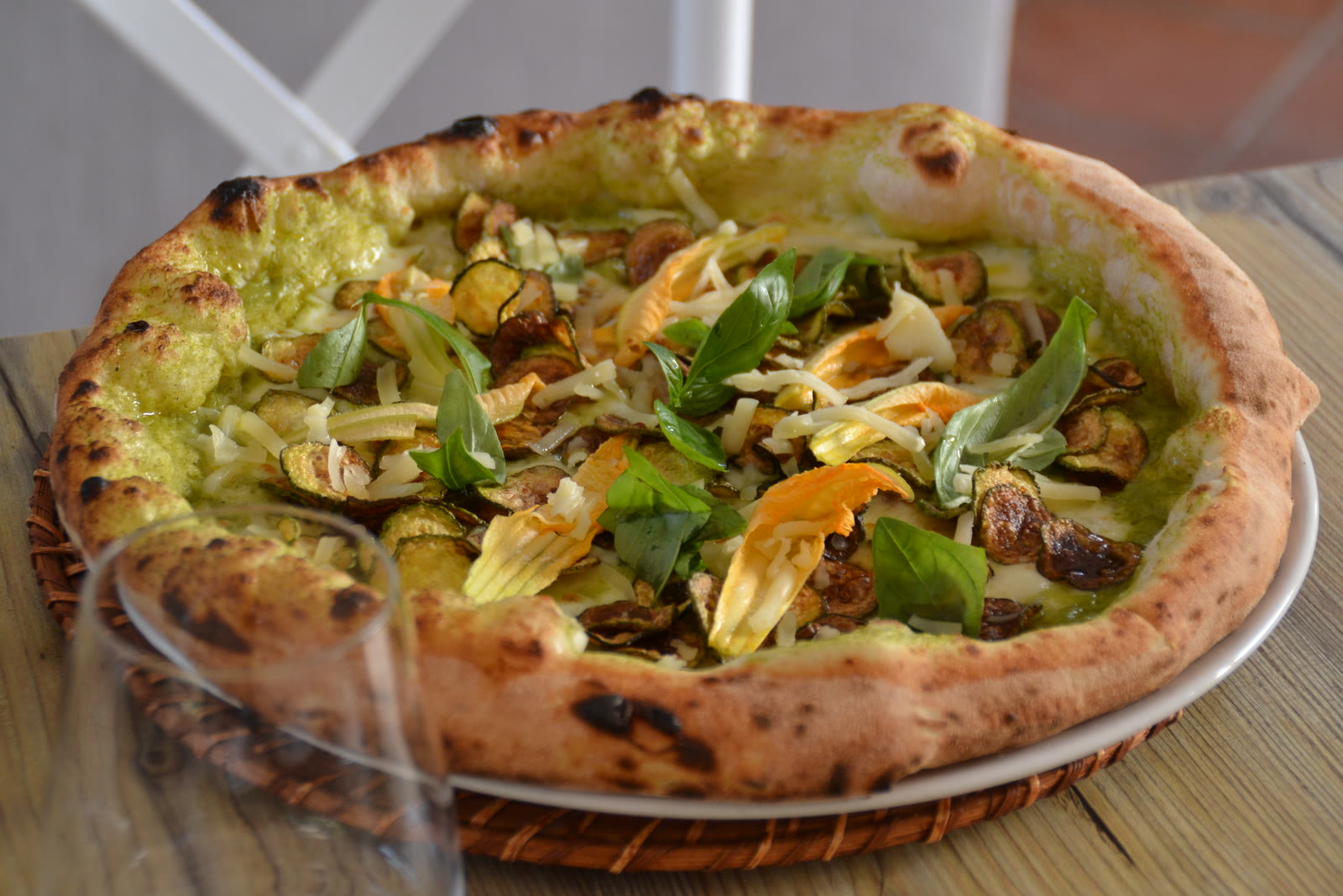 Pizza con fiori di zucca e crema di pesto di Josè Restaurant