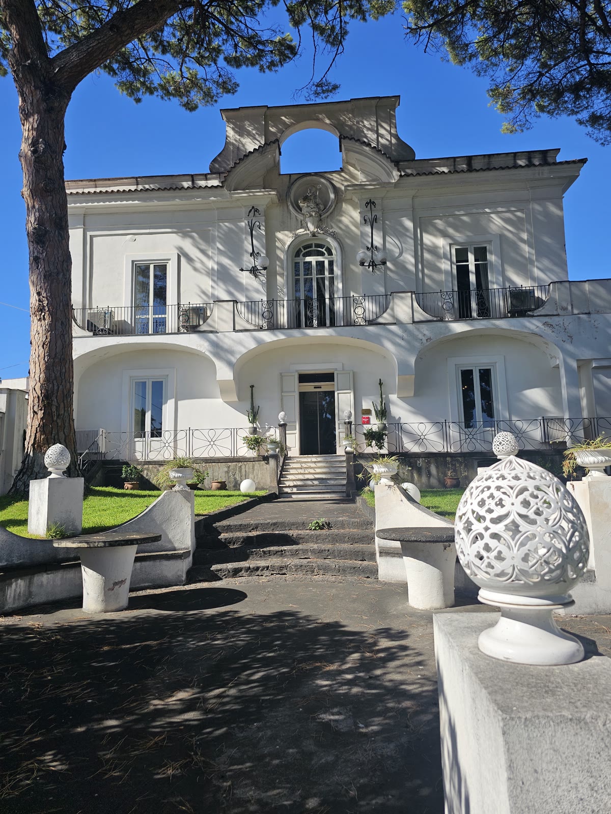 Facciata settecentesca della Tenuta Villa Guerra immersa nel giardino