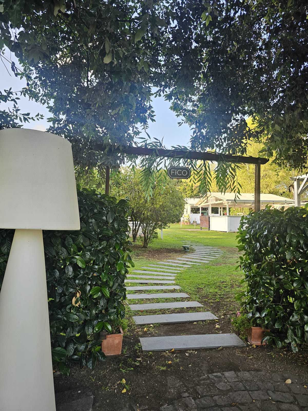 Vialetto nel giardino della Tenuta Villa Guerra tra il verde e il pergolato