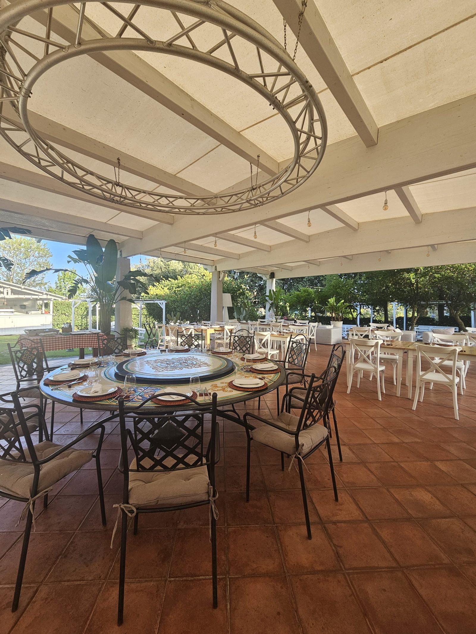 Tavoli allestiti nei giardini della Tenuta per un evento privato