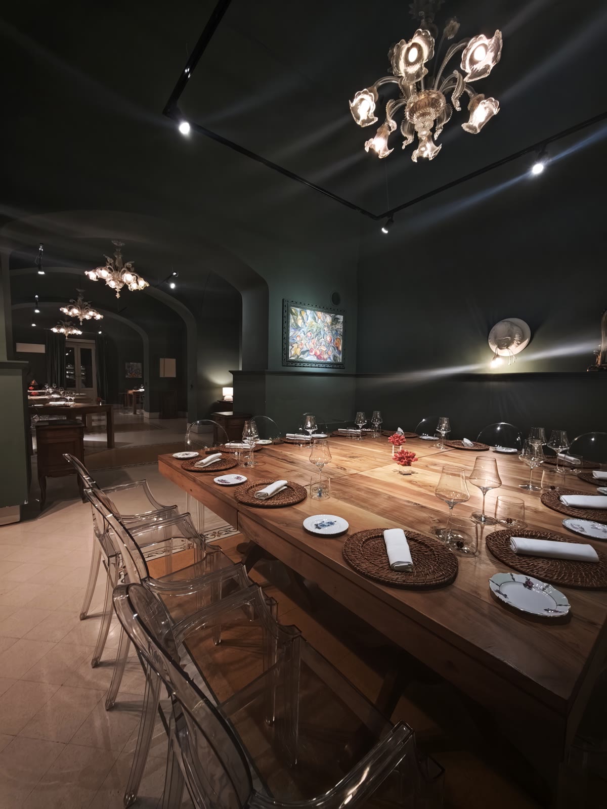 Elegante sala da pranzo della Tenuta con tavolo imperiale e lampadari in cristallo