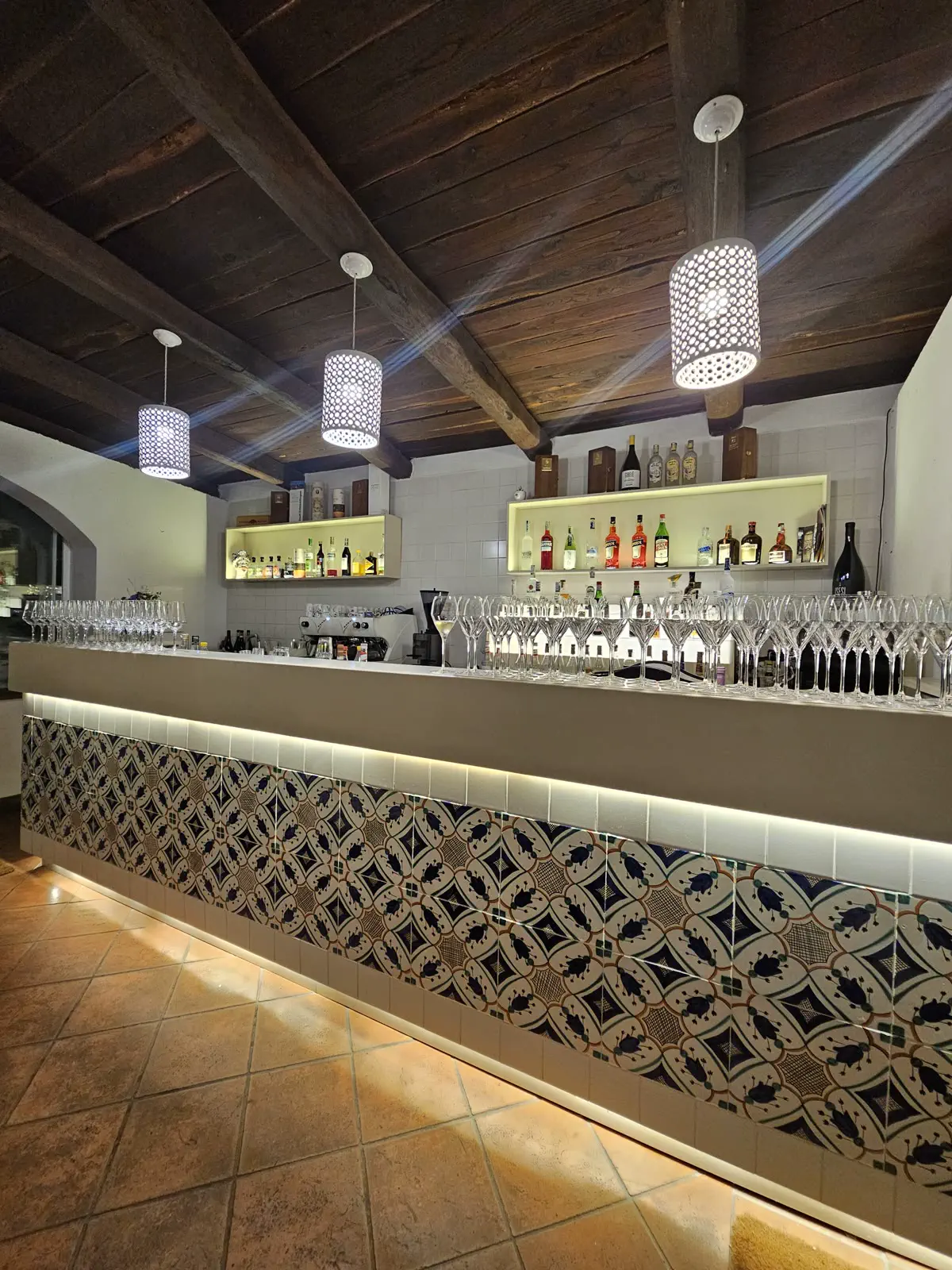 Event hall of the Tenuta with vaulted ceiling and set-up bar